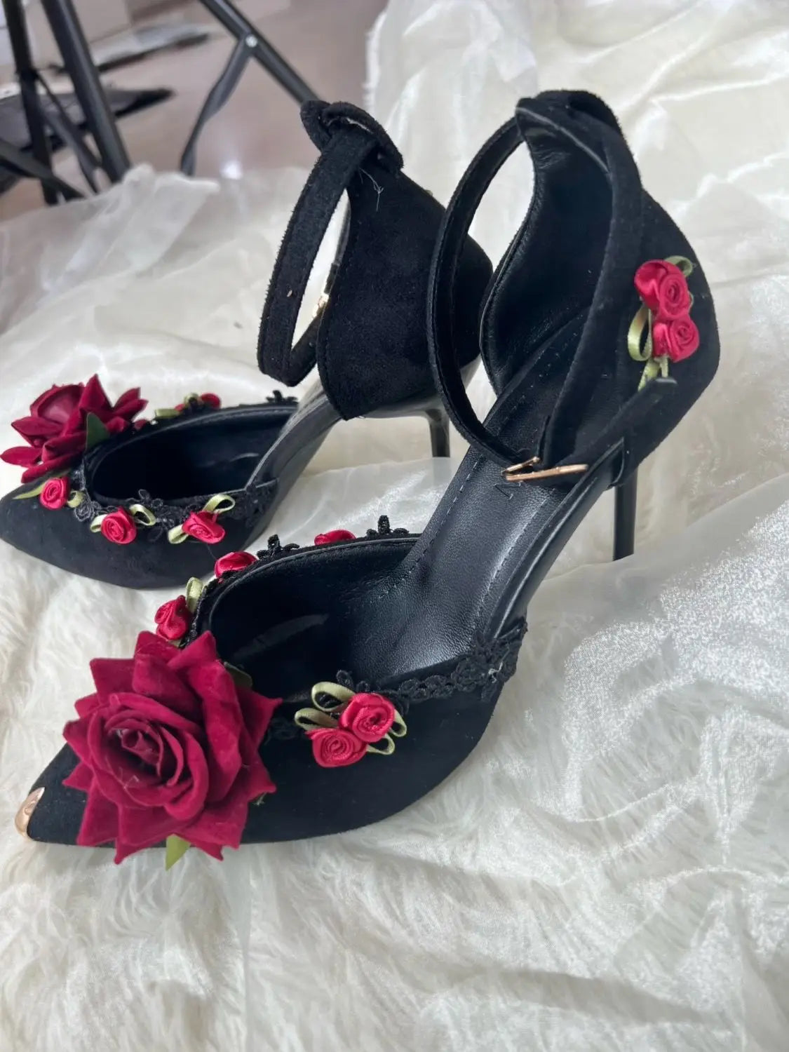 Red/Black Rose Flower Embellished Women's Pointed Toe Pumps
